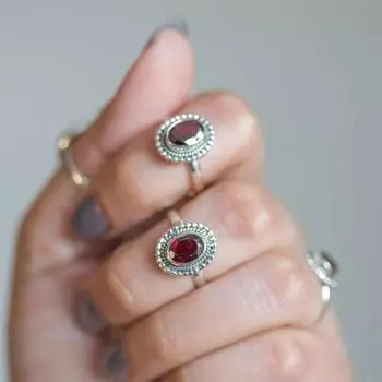 Кольцо ручной работы с драгоценным камнем овальной огранки с красным гранатом, богемное кольцо, штабелируемое кольцо, подарки для мамы, серебряное кольцо, кольцо с камнем 6
