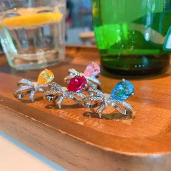 Кольцо с бриллиантами грушевидной огранки «морской синий», цветное кольцо с сокровищами, кольцо с имитацией красного сокровища.