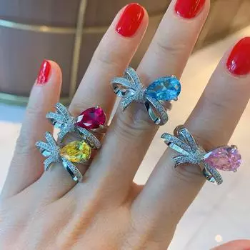 Кольцо с бриллиантом грушевидной огранки цвета морской волны, цветное кольцо-сокровище, кольцо-имитация красного сокровища.