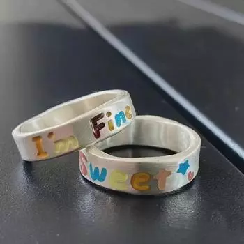 Кольцо с буквами цвета карамели, матовое, яркое, для пар — унисекс, шикарный, простой и модный дизайн Brushed Candy F Style [Adjustable with Opening]