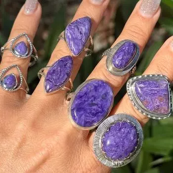 Кольцо с чароитом, стерлинговое серебро, 925 пробы, минималистичное, выразительное, подогнанное free Size фиолетовый