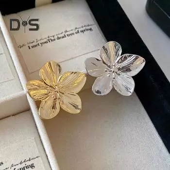 Кольцо с цветком, регулируемое, полированное, металлическое, сплошного цвета, гладкое, преувеличенного стиля, лепестковое, женское, для выпускного бала, подарок на день рождения, праздничный подарок, ювелирные изделия серебряный