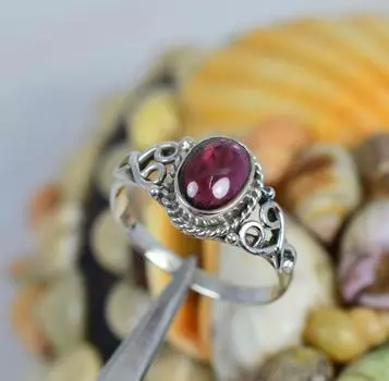 Кольцо с драгоценным камнем из стерлингового серебра 925 пробы с натуральным красным гранатом ~ Дизайнерское кольцо ~ Элегантное кольцо ~ Ювелирные изделия ручной работы ~ Овальная форма ~ Подарок на юбилей 6 красный