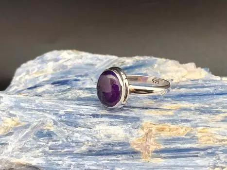 Кольцо с фиолетовым аметистом // Серебряное кольцо с аметистом // Серебро 925 пробы // Простая овальная оправа с гравировкой // Кольцо с аметистом 5 фиолетовый