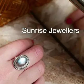 Кольцо с лабрадоритом Ari, багетное кольцо с камнем по случаю рождения от Sunrise • Подарок лучшему другу • Подарок на годовщину • Регулируемое персонализированное кольцо с драгоценным камнем • 7 синий