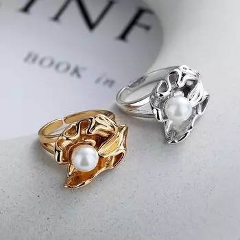 Кольцо с лепестком из чистого серебра и жемчугом
