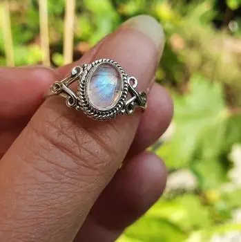 Кольцо с овальным ЛУННЫМ КАМНЕМ, оправленное в СЕРЕБРО 925 ПРОБЫ 6 белый