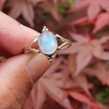 Кольцо с овальным ЛУННЫМ КАМНЕМ из цельного СЕРЕБРА 925 пробы. 6 белый