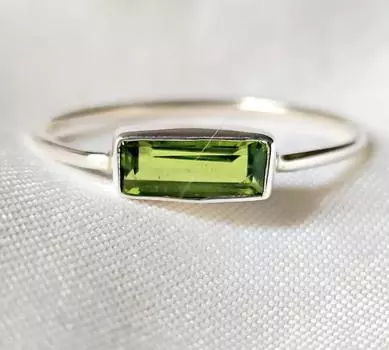 Кольцо с перидотом, подарок для нее, серебро 925 пробы, минималистское кольцо, эффектное кольцо, украшения ручной работы, кольцо в стиле бохо 5.5