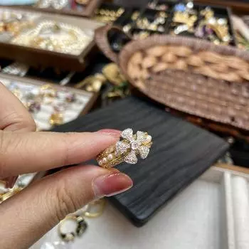 Кольцо с пятилепестковым цветком