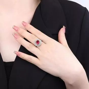 Кольцо с преувеличенным кристаллом циркона, инкрустированное бриллиантами, кольцо с имитацией бриллианта, кольцо с изумрудом.