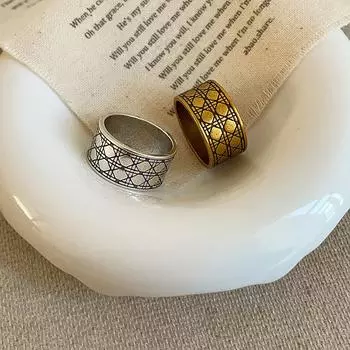Кольцо с широкими сторонами в клетку в стиле ретро и старинных ромбов для женщин, уникальный дизайн, уникальная индивидуальность, изысканное универсальное кольцо.
