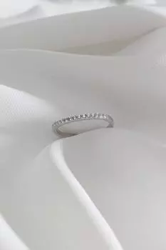 Кольцо серебряного цвета с камнем цирконом