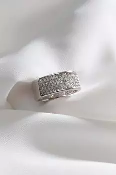 Кольцо серебряного цвета с камнем цирконом