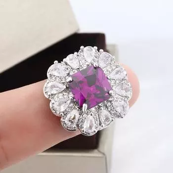 Кольцо в форме сверкающего цветка с регулируемым отверстием и высококачественной инкрустацией из бриллиантов. resizable белый