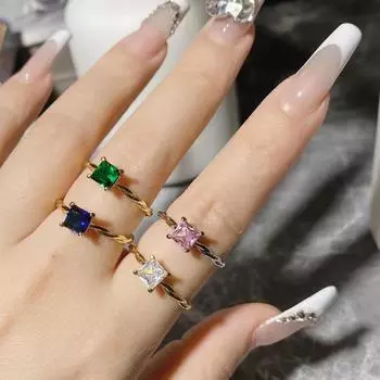 Кольцо в стиле ретро с имитацией моцареллы в форме квадрата 1,0 карата для женщин, позолоченное микро-инкрустированное ретро-кольцо с четырьмя когтями и квадратным бриллиантом в форме лозы Opening adjustable