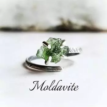 Кольцо-змея MOLDAVITE | Кольцо-обертка из оксидированного стерлингового серебра 925 пробы или 14-каратного золота с сертифицированным необработанным молдавитом 4 Us зелёный