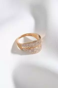 Кольцо золотого цвета с несколькими камнями