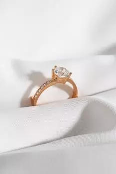 Кольцо золотого цвета с одним камнем