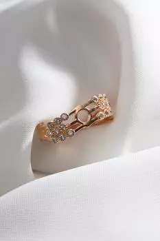 Кольцо золотого цвета с вышивкой цирконом