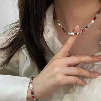 Колье из цветных бусин из натурального камня