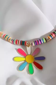 Колье с разноцветной эмалью в виде ромашки и зелеными бусинами Fimo