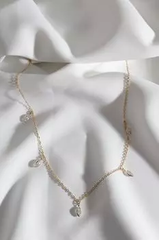 Колье золотого цвета с рядами миндальных камней