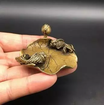 Коллекционная китайская латунная резная животная Золотая рыбка Рыбка Лист лотоса Цветок лотоса Изысканная маленькая статуя