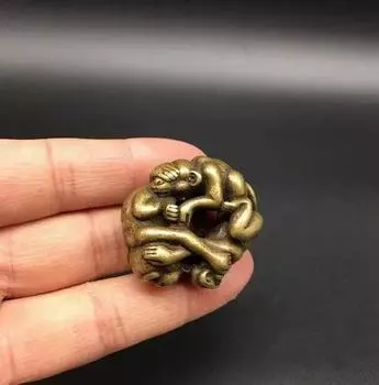 Коллекционная китайская латунная резная животное, зодиакальная обезьяна, три обезьяны, играющие в акробатику, изысканная маленькая статуя
