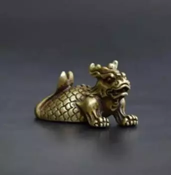 Коллекция архаизирующей латунной маленькой статуи рыбы-дракона