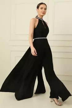 Комбинезон из крепа с воротником-стойкой и поясом-цепочкой на талии