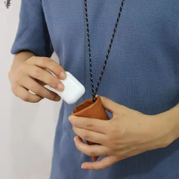 Компактная сумка на шею для предметов первой необходимости и гаджетов в путешествии коричневый