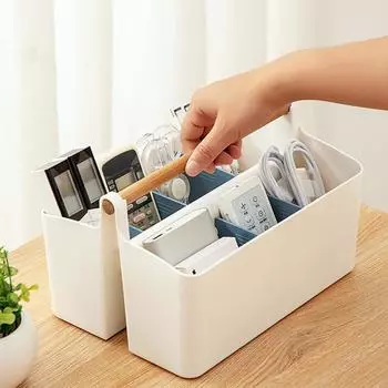 Компактное решение для хранения вещей - съемная перегородка и большое отверстие. Контейнер изготовлен из АБС-пластика с буковой отделкой.