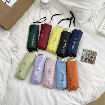 Компактный 5-складной зонт: Переносной женский солнцезащитный козырек с напечатанным логотипом, складная конструкция черного цвета.