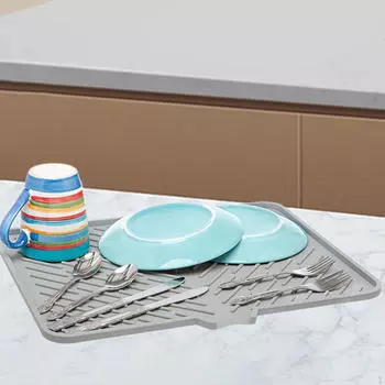 Компактный коврик для сушки посуды на кухонной мойке с функцией слива серый