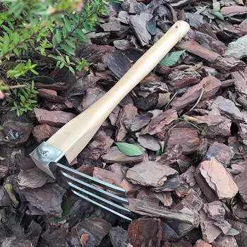 Компактный садовый инструмент-грабли с деревянной ручкой для обработки почвы