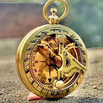 Компас из латуни с кнопкой и античной отделкой – диаметр 2 дюйма, функциональный магнитный компас, идеальный подарок для коллекционеров и путешественников