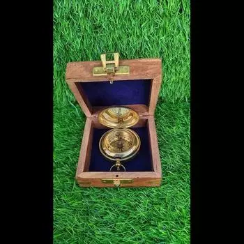 Компас ручной работы с кнопками и деревянным футляром