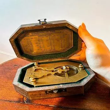 Компас с маятником и солнечными часами в викторианском стиле
