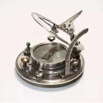 Компас с морскими солнечными часами капитана