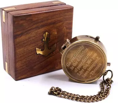 Компас с отделкой из латуни и выгравированной известной цитатой. Уверенно следуйте в направлении своей мечты. s коричневый