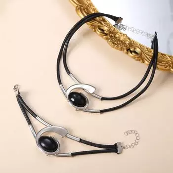 Комплект чокера и браслета из черной кожи с серебристыми металлическими акцентами и овальным черным драгоценным камнем, винтажные готические украшения