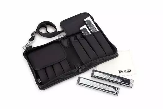 Комплект губной гармошки SUZUKI Suzuki Am В комплект входит легкий и компактный мягкий чехол, 21 отверстие, двухтональная губная гармошка SU-21W, 4 предмета (C, C#, A, тон) СУ-21В-4СЕТ