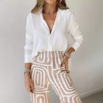Комплект из 2 предметов: женская рубашка и брюки, однобортная блузка с длинными рукавами и воротником-лацканами, свободные брюки полной длины с принтом и высокой талией S серый