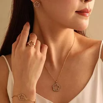 Комплект из 4 украшений в японском и корейском стиле: Ожерелье, браслет с полым счастливым пятилистным цветком, кольцо, серьги для женщин. 4-piece set золотой