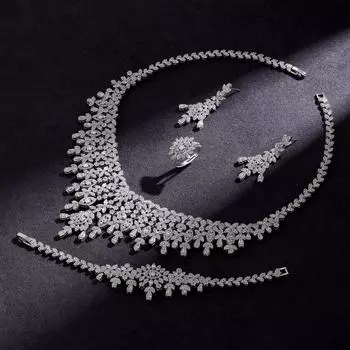 Комплект из четырех частей: ожерелье, серьги, кольцо, браслет. Комплект украшений с цирконами 3А, свадебный комплект украшений.
