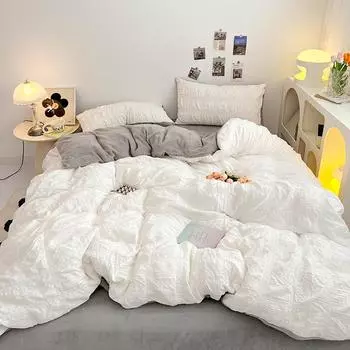 Комплект из четырех предметов постельного белья из флиса кораллового цвета на кровати, комплект из трех предметов простыней из флиса 1.2m bed белый