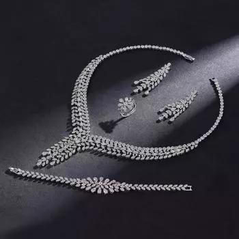 Комплект из четырех украшений: платье с микро-инкрустацией из бриллиантов и циркония, модное ожерелье с бахромой, серьги-гвоздики с кольцами