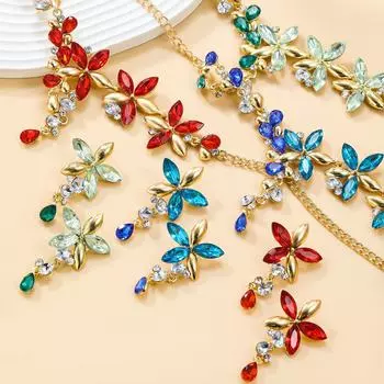 Комплект из цветочных сережек и ожерелья: Ювелирные изделия с бриллиантами для женщин на осень/зиму белый