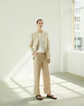 Комплект из льняной бежевой куртки и брюк в полоску